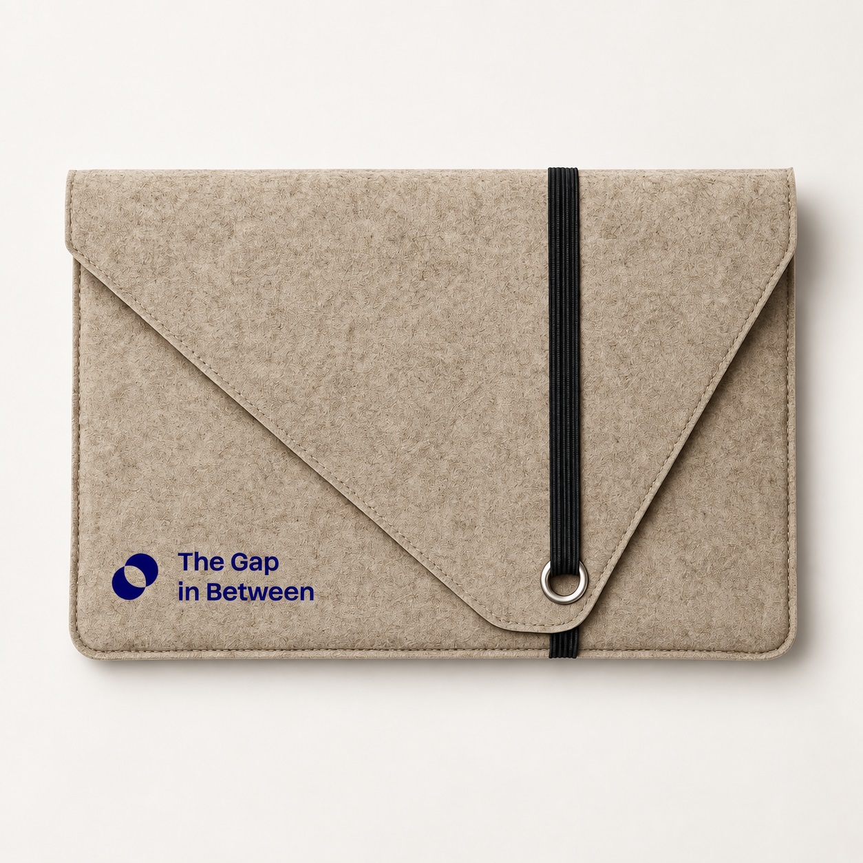 Funda Circular NTW beige cerrada, con elástico negro, anilla metálica y logotipo The Gap in Between